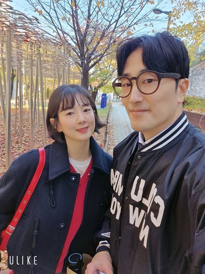 잭슨황 부부 (서울=연합뉴스) 네이버 클립에서 크리에이터로 활동하는 개그맨 황영진(오른쪽)씨와 그의 아내 김다솜씨. [황영진씨 제공. 재판매 및 DB 금지]