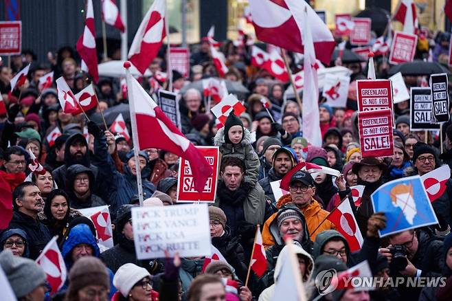 17일 그린란드에서 열린 反트럼프 시위  [AP=연합뉴스. 재판매 및 DB 금지]