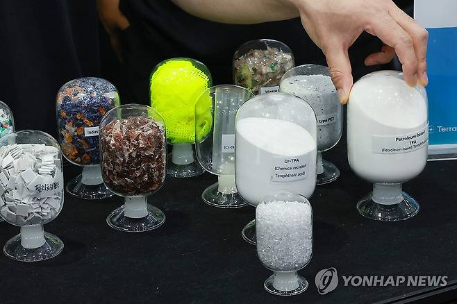 작년 6월 26일 서울 강남구 코엑스에서 개막한 벤처·스타트업 박람회 '넥스트라이즈 2025'에서 부스 관계자가 폐플라스틱 재활용 기술에 관해 설명하고 있다. [연합뉴스 자료사진]