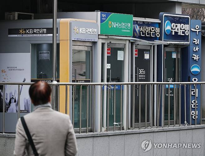 사라진 3%대 은행 주담대 금리…이번주 0.15%p 더 오른다 (서울=연합뉴스) 신준희 기자 = 한국은행이 금리 인하 문구를 삭제하며 사실상 '인하 사이클 종료'를 시사하자, 시장금리가 뛰고 대출금리도 들썩이고 있다.
    사진은 18일 서울 용산구의 한 은행 ATM 앞. hama@yna.co.kr