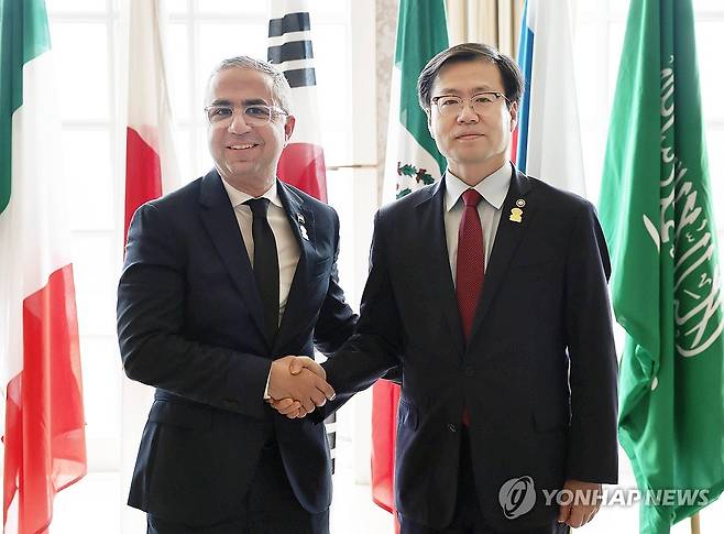 통상교섭본부장, 이집트 투자통상부 차관보 면담 (서울=연합뉴스) 여한구 산업통상부 통상교섭본부장이 10일(현지시간) 남아프리카공화국 그케베르하 보드워크호텔에서 모하메드 엘 가우사키 이집트 투자통상부 차관보와 면담에 앞서 악수를 하고 있다. 2025.10.11 [산업통상부 제공.재판매 및 DB 금지] photo@yna.co.kr