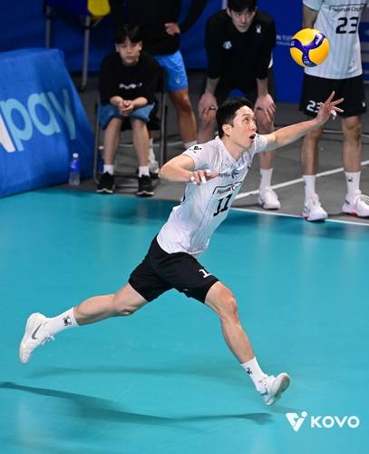 집중력을 잃지 않고 공을 따라간 최민호 [한국배구연맹 제공. 재판매 및 DB 금지]