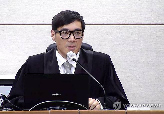 윤석열 '체포 방해' 등 1심 징역 5년 선고 (서울=연합뉴스) 서울중앙지법 형사합의35부 백대현 부장판사가 16일 서울 서초구 서울중앙지법에서 열린 윤석열 전 대통령에 대한 특수공무집행방해, 범인도피교사, 직권남용 권리행사방해 혐의 등 사건에 대한 1심 선고 공판에서 윤 대통령에게 징역 5년을 선고하고 있다. 2026.1.16 [서울중앙지법 제공. 재판매 및 DB 금지] photo@yna.co.kr