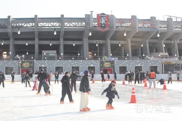 지난 16일 부천 아이스월드 ‘빙파니아’를 찾은 시민들이 하얀 아이스링크에서 스케이트를 타며 즐거운 시간을 보내고 있다. 2025.1.16 /김연태기자 kyt@kyeongin.com
