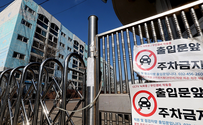 ▲&nbsp;인천 여성 노동자의 보금자리였던 '근로자 임대아파트'가 2023년 6월부터 거주자가 없어 문을 닫았다. 지난해 인천 서구 가좌동에 위치한 근로자 임대아파트 정문이 철문으로 막혀 있다. /인천일보DB