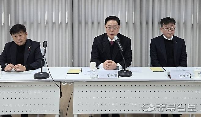 (왼쪽부터) 윤창철 양주시의회 의장, 강수현 양주시장, 신동주 옥정2동장이 19일 양주시 옥정2동 행정복지센터에서 열린 읍면동 순회간담회에서 주민들과 소통하고 있다. 사진=박홍기 기자