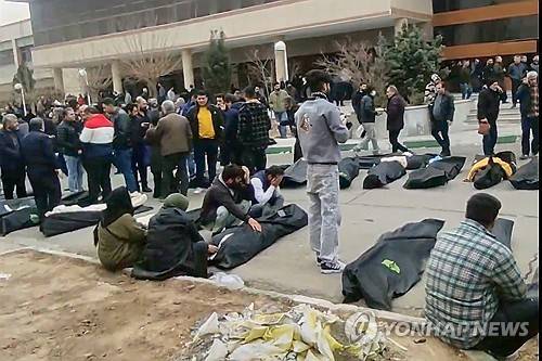 테헤란 외곽 법의학 시설인 카흐리자크 법의학센터 마당에 쌓인 시신 가방들 [사진=연합뉴스]