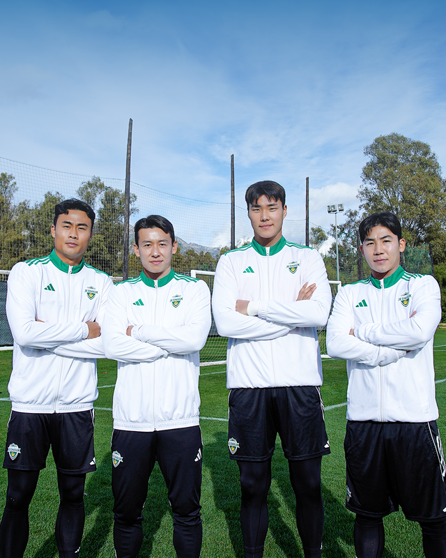 전북현대모터스FC가 19일 2026시즌 선수단을 이끌 주장단을 선임했다. 사진은 (왼쪽부터) 부주장 박지수, 주장 김태환, 부주장 송범근·김태현. 전북현대 제공