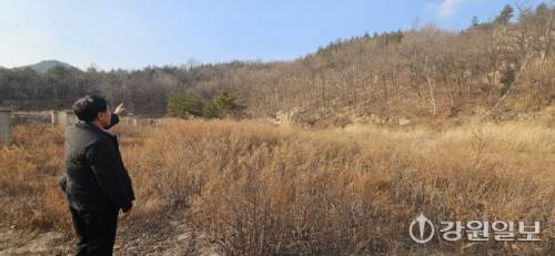 ◇1996년 4월23일 강원도 고성군 죽왕면에서 발생한 산불은 사흘간 축구장(7,140㎡) 5,268개 면적에 달하는 산림 3,762㏊를 잿더미로 만들었다. 이 산불은 국내에서 처음으로 ‘대형 산불’로 공식 기록됐다. 18일 고성 주민 이영탁(60)씨가 당시 산불 피해지역을 설명하고 있다.