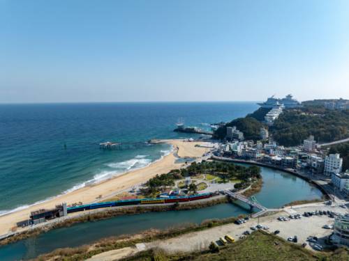 ◇강릉시가 ‘2026~2027 강릉 방문의 해’를 맞아 월별 테마로 강릉의 자연과 문화, 축제를 소개하는 ‘이달의 추천여행지’ 프로그램을 본격 운영하는 가운데 1월 추천 여행지로 정동진 모래시계 공원을 선정했다.