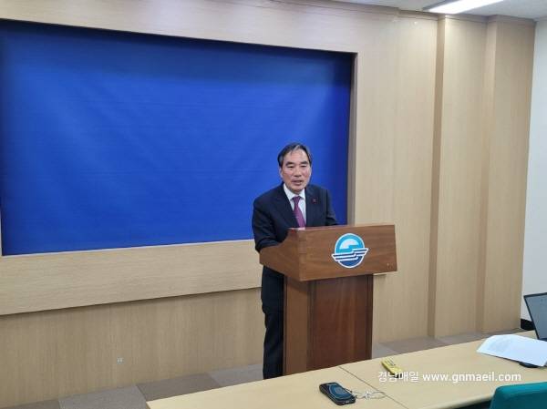 사천시장 후보 단일화는 합의된 원칙과 절차에 따라 현재도 중단 없이 추진되고 있다는 입장이다. 사진은 이종범 사천시장 출마예정자의 기자회견 모습. / 양기섭 기자