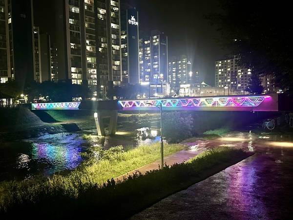 양산시가 회야강 교량 10곳을 대상으로 '회야강변 빛라인(line) 문화역사공간 조성사업'을 지난해 말 준공했다. 사진은 자전거교 전경. /양산시