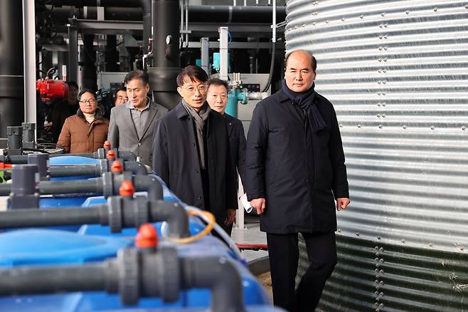 오봉근(앞 두 번째) 한국수자원공사 재생에너지본부장이 상주 스마트팜혁신밸리 수열에너지 시설을 점검하고 있다. /상주시 제공