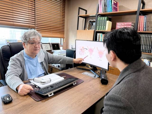 리줌 치료는 103도 고온의 수증기를 주입해 비대해진 전립선 조직을 선택적으로 줄이는 시술이다. 사진은 서울더남성의원 조현섭 원장의 진료 장면. 서울더남성의원 제공
