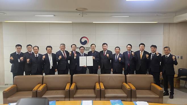 ▲ 충남·충북·경북 3도 13개 시장·군수 협력체가 19일 중부권 동서횡단철도 협력체가 국토교통부 장관을 만나, 중부권 동서횡단철도를 제5차 국가철도망 구축계획 신규 사업으로 반영해 달라는 공동건의문을 전달 한후 기념촬영 장면,예천군 제공