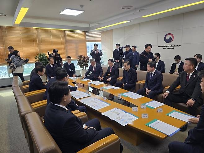 ▲ 영주시는 충남·충북·경북 3도 13개 시장·군수 협력체와 함께 19일 국토교통부를 방문해 '중부권 동서횡단철도'를 제5차 국가철도망 구축계획 신규 사업으로 반영해 달라는 공동건의문을 제출했다.