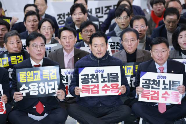 국민의힘 장동혁 대표와 송언석 원내대표와 의원들이 19일 국회 로텐더홀에서 더불어민주당에 통일교·공천헌금 ‘쌍특검’ 수용을 요구하며 구호를 외치고 있다./연합뉴스/