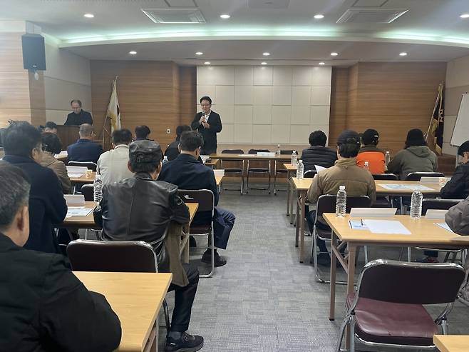 제주신용보증재단은 지난해 11월 23일 제주시민속오일시장 상인회를 대상으로 찾아가는 보증시책 설명회를 열었다.