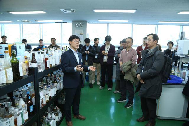 박성배 주류면허지원센터장이 16일 지원센터를 방문한 국세청 출입기자단에 센터 주요 사업 등을 설명하고 있다.[사진=국세청]