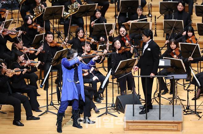 17일 서울 송파구 롯데콘서트홀에서 열린 ‘2026 이데일리 신년음악회’에서 KG필하모닉오케스트라와 지휘사 서희태의 ‘사냥 폴카’ 연주에 맞춰 마임 배우 박병철이 퍼포먼스를 선보이고 있다. (사진=노진환 기자)