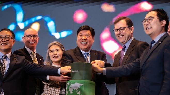 지난 5일(현지시간) 개최된 셀트리온 미국 뉴저지주 브랜치버그(Branchburg) 생산시설 개소식. 왼쪽부터 기우성 셀트리온 부회장, 토드 윙지(Todd Winge) 셀트리온 브랜치버그 대표이사, 박경옥 셀트리온홀딩스 수석 부회장, 서정진 셀트리온그룹 회장, 토마스 킨 주니어(Thomas Kean Jr.) 연방 뉴저지 하원의원, 앤디 김(Andy Kim) 연방 뉴저지 상원의원. (사진=셀트리온)