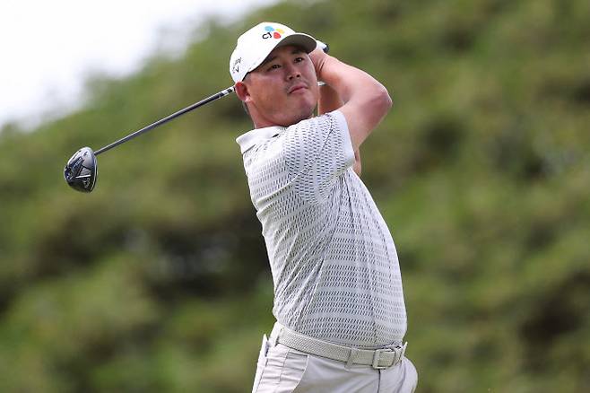 김시우가 PGA 투어 2026시즌 개막전 소니오픈 4라운드 2번홀에서 티샷을 하고 있다. (사진=AFPBBNews)