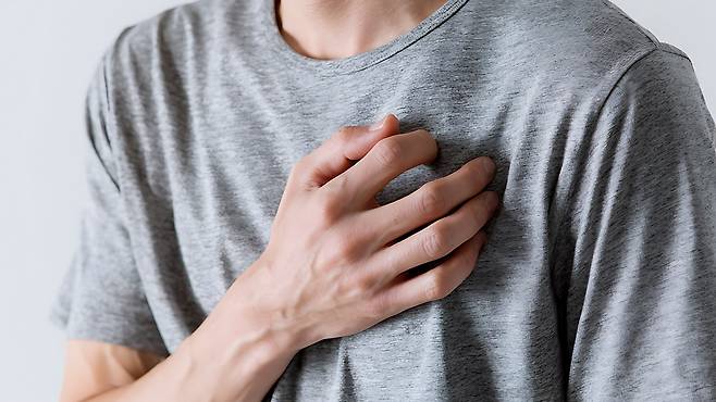 여유증은 단순 미용상의 문제가 아니라 호르몬 불균형의 신호일 수 있다｜출처: 클립아트코리아