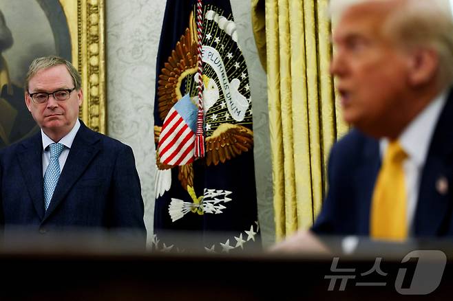 케빈 해싯 백악관 국가경제위원회(NEC) 위원장이 3월 7일(현지시간) 워싱턴 백악관 대통령 집무실에서 도널드 트럼프 미국 대통령을 바라보고 있다. 2025.3.7 ⓒ 로이터=뉴스1