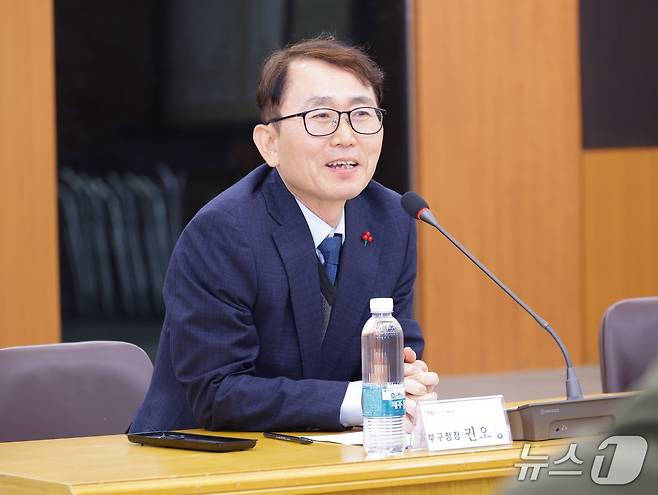 6·3 지방선거 대구 서구청장 출마 예정자인 권오상 전 서구 부구청장이 부구청장 재직 시절 주민들과 간담회를 하고 있다. (권오상 전 부구청장 측 제공. 재판매 및 DB 금지)/뉴스1