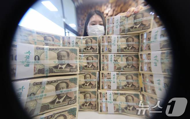 22일 오전 서울 중구 하나은행 위변조대응센터에서 직원이 엔화 지폐를 살펴보고 있다. 2025.4.22/뉴스1 ⓒ News1 장수영 기자