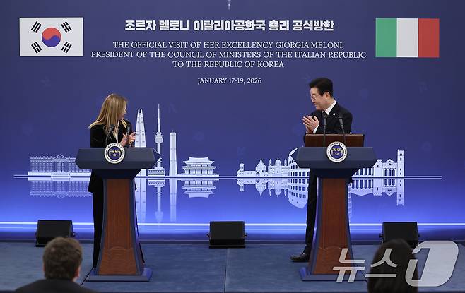 이재명 대통령과 조르자 멜로니 이탈리아 총리가 19일 청와대에서 열린 정상회담 후 공동언론발표에서 박수 치고 있다. 2026.1.19/뉴스1 ⓒ News1 이재명 기자