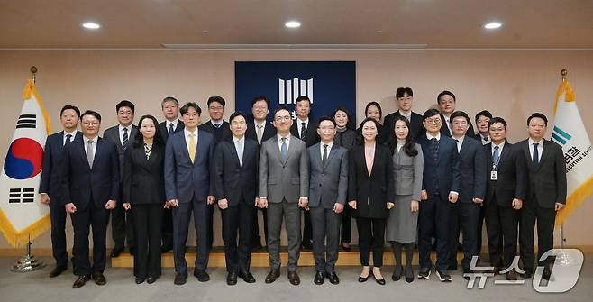 구자현 검찰총장 직무대행(첫번째줄 왼쪽에서 다섯번째)이 공인전문검사 선정자들과 기념사진을 찍고 있다.(대검찰청 제공)