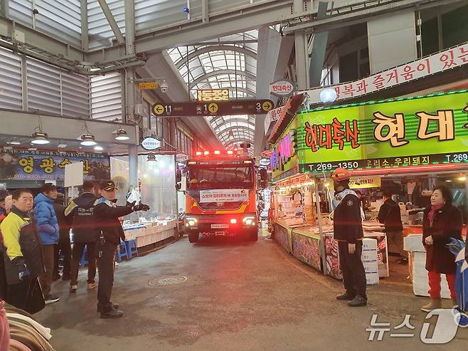 광주 북부소방서는 설 명절을 앞두고 화재 등 재난 대응을하기 위해 19일 말바우시장에서 '소방차 길 터주기 훈련'을 실시하고 있다.(광주 북부소방 제공. 재판매 및 DB 금지)