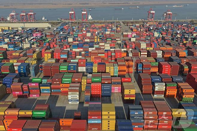 14일 중국 동부 장쑤성 난징 롱탄항에 컨테이너들이 놓여 있는 모습이 항공사진으로 포착됐다. 중국은 이날 2025년 무역 흑자가 사상 최대치를 기록했다고 발표했다. 이는 도널드 트럼프 미국 대통령의 관세 인상으로 대미 수출이 감소했음에도, 중국산 제품에 대한 세계적 수요가 견조하게 유지된 결과라고 중국 당국은 설명했다. 2026.01.14. ⓒ AFP=뉴스1 ⓒ News1 권영미 기자