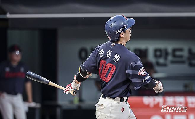 롯데 손성빈이 9일 수원케이티위즈파크에서 열린 2024 KBO리그 KT전에서 3회초 좌월 솔로포를 터뜨린고 있다. 사진 | 롯데 자이언츠