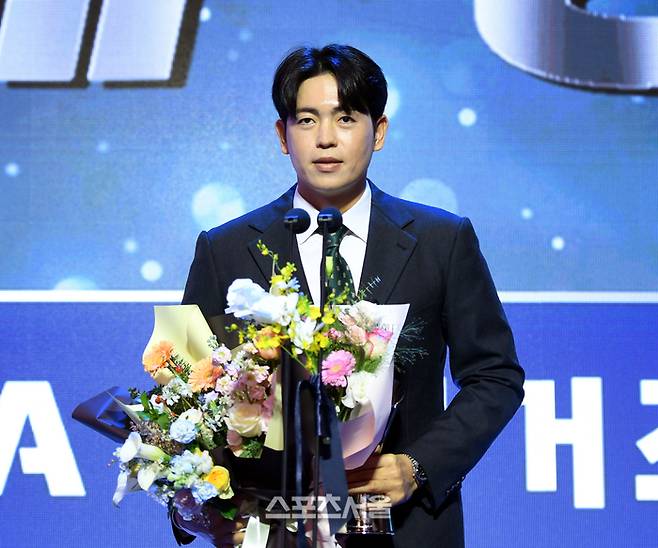 퓨처스리그 투수부문 승리상 KIA 이태양이 24일 서울 송파 롯데호텔 월드에서 열린 2025 KBO 시상식에서 소감을 말하고 있다. 최승섭기자 thunder@sportsseoul.com