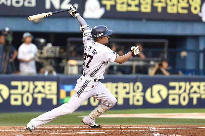 두산 김대한이 24일 서울 잠실구장에서 열린 2025 KBO리그 정규시즌 한화전에서 스윙하고 있다. 사진 | 두산 베어스