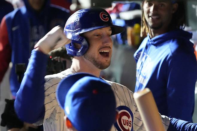 시카고 카일 터거가 9일(현지시간) 미국 일리노이주 시카고 리글리 필드에서 열린 2025 메이저리그(ML) 내셔널 디비전시리즈(NLDS) 4차전 밀워크전에서 7회 홈런을 친 뒤 더그아웃에서 기뻐하고 있다. 사진 | Imagn Images 연합뉴스