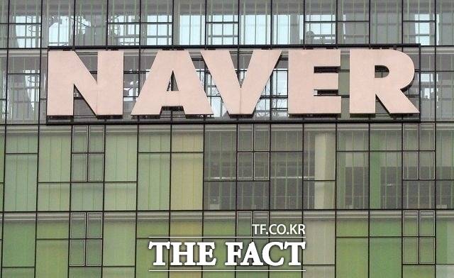 네이버 주가가 정부 주도의 AI 프로젝트 탈락과 두나무 합병 불확실성이 겹치며 약세를 보이는 가운데, AI 전환과 블록체인 시너지 전략에 대한 우려가 커지고 있다. /더팩트DB