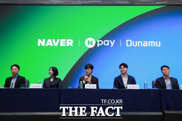 금융당국이 가상자산 거래소의 대주주 지분율 제한을 추진하면서 네이버와 두나무의 합병 계획에도 불확실성이 커지며, 관련 사업 전략에 제동이 걸릴 수 있다는 관측이 나오고 있다./두나무
