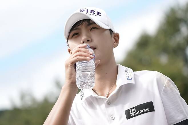 라운드 도중 물을 마시는 박성현. 부진 탈출에 따른 갈증이 크기만 하다. 박태성 작가 제공