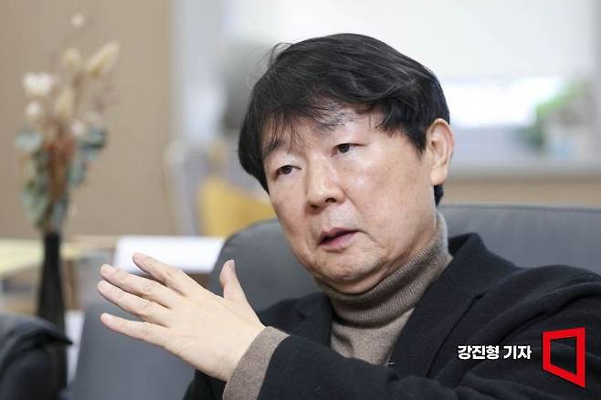 신관호 한국금융학회장이 지난 7일 서울 성북구 고려대학교 정경관에서 인터뷰 하고 있다.