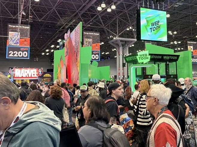 지난해 10월 미국 뉴욕 자비츠컨벤션센터에서 열린 '뉴욕 코믹콘(NYCC) 2025'에서 웹툰 엔터테인먼트 전시 부스가 관람객들로 북적이고 있다. 연합뉴스