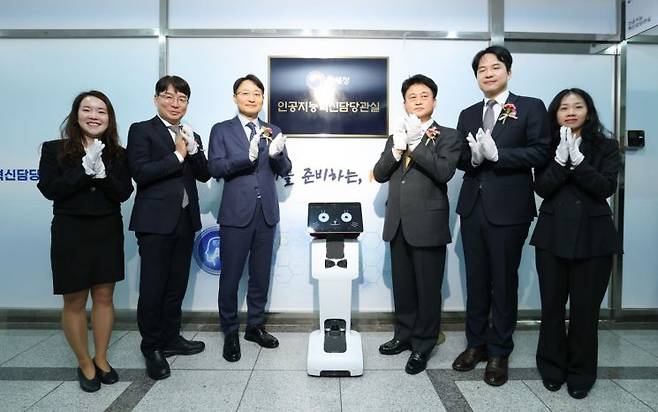 임광현 국세청장(왼쪽 세번째)이 19일 'AI혁신담당관' 출범을 알리는 현판식 행사에 참석해 기념사진을 촬영하고 있다. 국세청