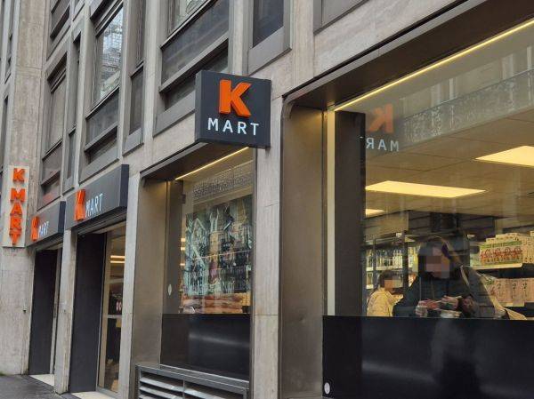 한 소비자가 점심 시간에 김치를 샐러드처럼 먹고 있는 모습. 프랑스 소비자들은 김치를 건강식품으로 인식해 샐러드처럼 즐기는 것이 일반적이다.