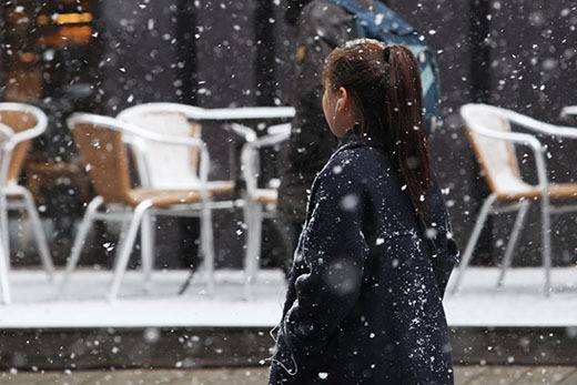 출근길 '영하권'…중부·전북 등 약한 눈·비[오늘 날씨]= 월요일인 오늘(19일) 날씨는 전국이 대체로 흐리겠다. 아침 최저기온은 –5~6℃, 낮 최고기온은 –3~10℃가 되겠다. 이날 새벽부터 낮 사이 강원중·남부동해안과 전남권, 그 밖의 경상권, 제주도에는 0.1mm 미만의 빗방울이 떨어지거나, 0.1cm 미만의 눈이 날리는 곳이 있겠다. 비나 눈이 내리는 지역에서는 도로가 미끄러운 곳이 있겠으며, 기온이 낮은 곳에서는 빙판길과 도로 살얼음이 나타나는 곳이 있겠다. ⓒbnt뉴스: 오늘날씨, 내일날씨, 주간날씨 예보&nbsp;&nbsp;