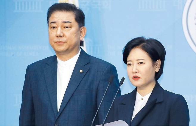 2020년 3월 더불어민주당 김병기(왼쪽) 의원과 이수진 전 의원이 국회에서 기자회견을 하는 모습. 이들은 그해 4월 총선 때 각각 동작갑과 동작을 지역에 출마해 당선됐다. 이 전 의원은 2023년  김 의원의 ‘공천 헌금’ 의혹이 담긴 탄원서를 이재명 당 대표실에 제출했다고 주장했다. /연합뉴스
