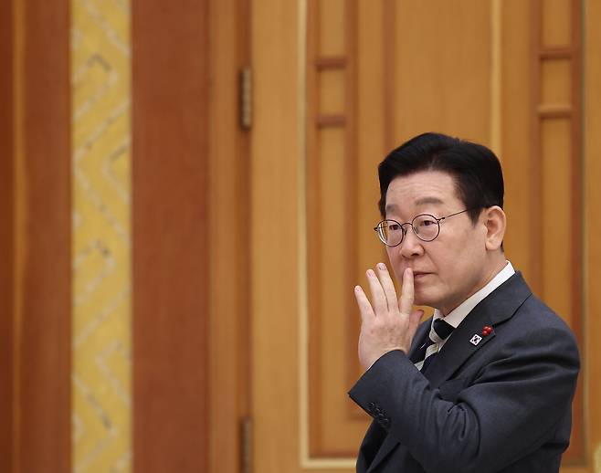 이재명 대통령이 16일 청와대를 방문한 아소 다로 전 일본 총리와의 면담에 앞서 권혁기 의전비서관과 대화를 나누고 있다./뉴스1