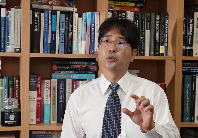 이윤수 서강대 경제학부 교수. /전기병 기자
