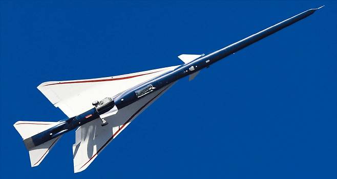 미국 항공우주국(NASA)과 방산 기업 록히드마틴이 공동 개발한 초음속 비행기 X-59가 2025년 10월  28일 캘리포니아주 팜데일 상공에서 첫 시험 비행을 하고 있다. 길쭉한 쐐기 모양 기체에 전면 유리창이 없는 X-59는 초음속 비행 시 발생하는 굉음 ‘소닉붐’이 나지 않도록 설계됐다. 이에 따라 비행 시 소음은 소닉붐의 1000분의 1 수준으로 차 문을 닫는 소리보다도 작다고 외신들은 전했다./ 로이터 연합뉴스